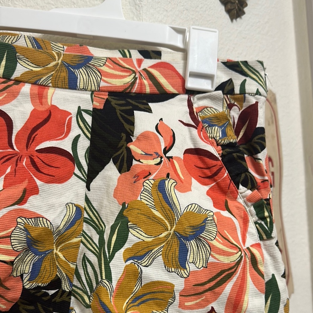 Zara High-Waist Floral Shorts in White, Coral, Mustard, Green, Black - Picture 5 of 7